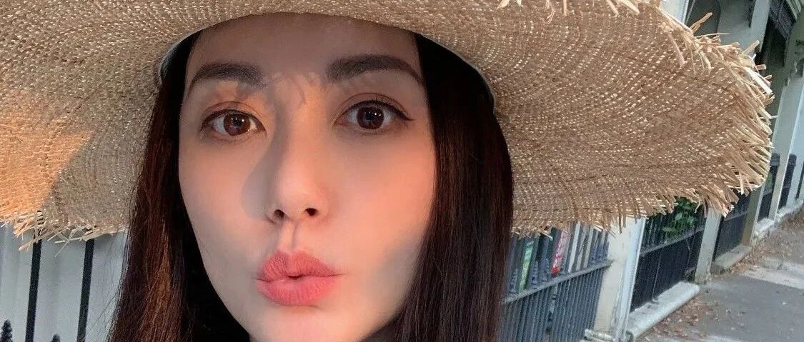 殷素素49岁了？带沙滩帽穿背心裙，说才20出头都不过分！