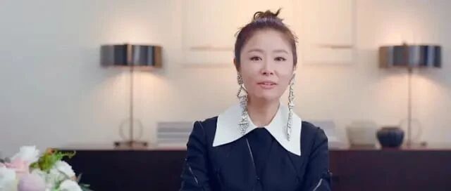 林心如录节目不自然，浮夸的耳坠和表情，掩盖不住老阿姨的状态