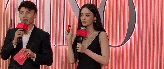 关晓彤真不适合走性感路线，和一旁的娜扎比起来，就是两世界的人