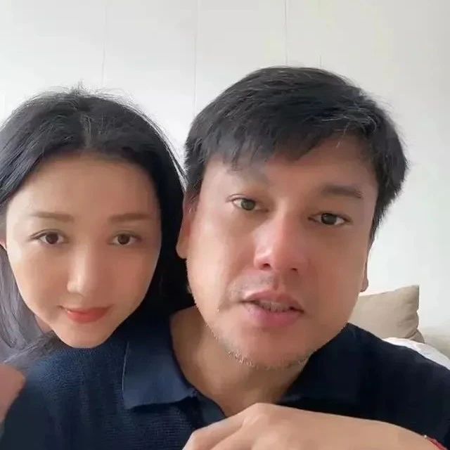 朱孝天带老婆直播卖惨,脸胖发福胡渣邋遢,妥妥中年油腻大叔!