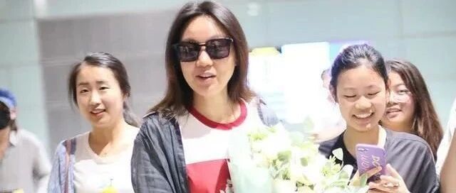 闫妮现身机场，素颜照脸色憔悴油腻，不用演就是个中年大婶了！