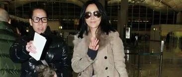 刘嘉玲是个“扮嫩”高手，几件毛衣就搭出少女感，一点违和感没有