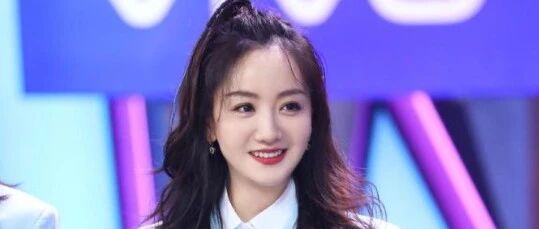 杨蓉穿蓝色制服配苹果头少女感爆棚，39岁却有19岁的即视感！