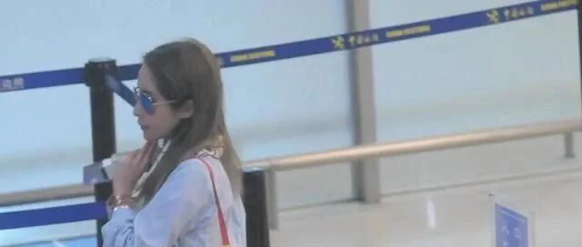 萧亚轩穿搭总是有亮点，上身外套脚上穿厚底靴，露双美腿来吸眼球