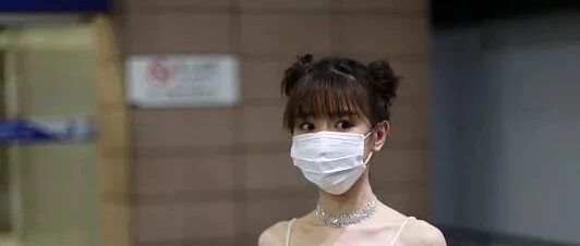 毛晓彤完全是仗着瘦，穿白色吊带和阔腿裤，真是完全的衣架子！