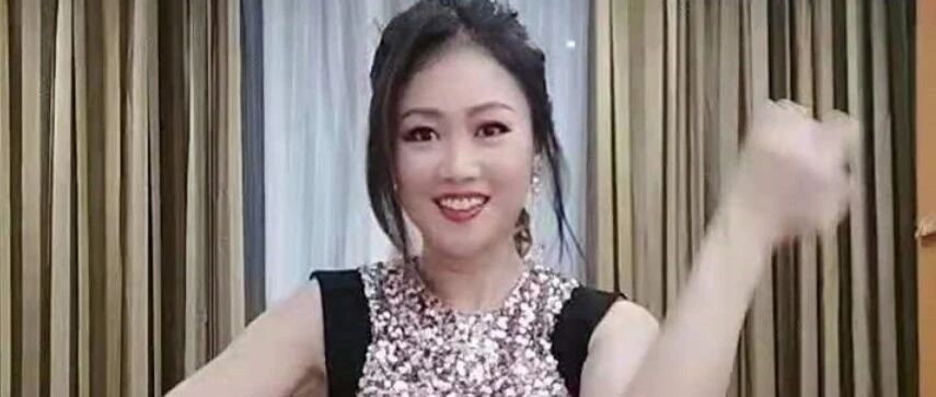 50岁梁小冰穿紧身裙跳热舞，小腹凸起身材发福严重！