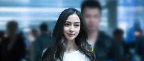 Angelababy私服遭喷！娇细身材与大牌衣服不协调，看着有些土气！