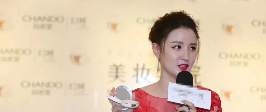 张萌“红唇”配上红色的薄纱蕾丝裙亮相，网友：既然妖娆又性感