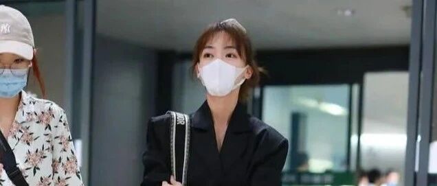 吴谨言衣服的款式绝对是前沿的，到清瘦的身材却穿不出时尚感