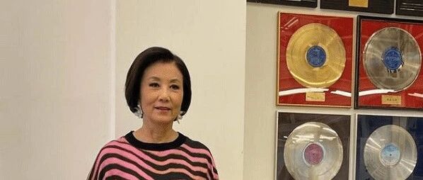 汪明荃真是最潮的奶奶级人物了，一身的花衣裳穿搭，成最亮眼女星