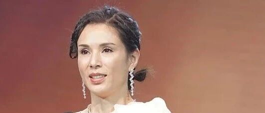 李若彤蓬蓬印花裙现身， 发型妆容精致，但松弛的皮肤暴露年龄