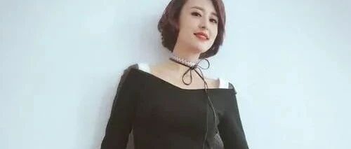 央视名嘴张蕾气质绝了！简单的正装都可以很惊艳，不愧是当家花旦