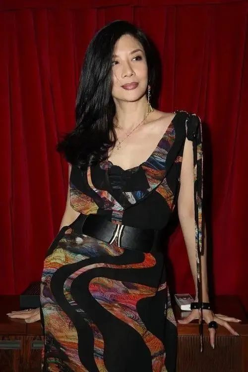 吴家丽不愧是港片中的性感女神,近60岁仍风韵犹存!-微信头条网 吴家丽不愧是港片中的性感女神,近60岁仍风韵犹存!
