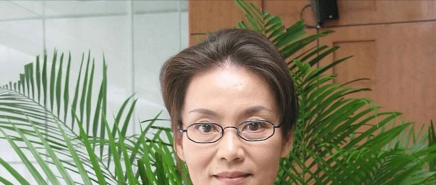 岁月不饶人啊！潘虹穿一套粉色裙子，不看脸还勉强有少女的模样！