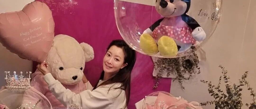 金喜善纯素颜亮相生日会？厚重的双眼皮和发际线，暴露了真实年龄