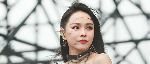 伊能静还是面对现实吧，离开滤镜满脸的褶子，写满了50岁的痕迹!