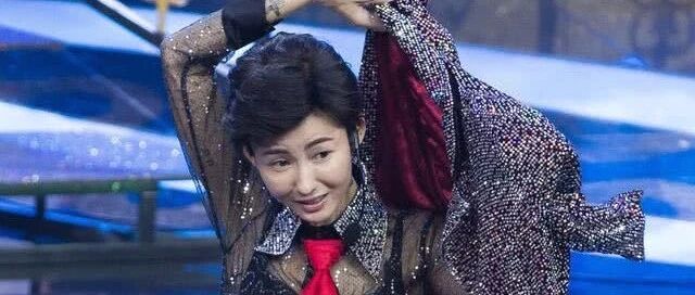 张柏芝西装短发“男人”造型登台，典型的翻车现场，腰成最大亮点