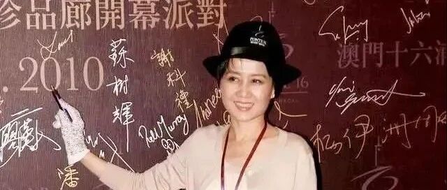 年过半百的梁安琪气质一流，身材保养的如同30岁的女人一般