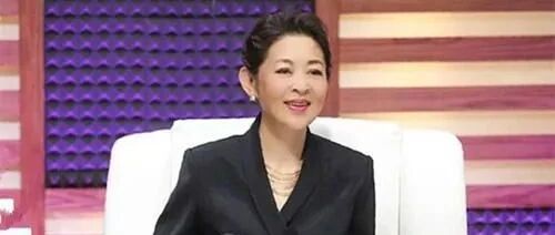 人瘦真的美一圈!倪萍戴上墨镜穿休闲装现身，气场十足!