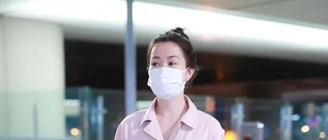 佘诗曼真有50岁了？穿粉色连体裤腰虽不细，但看着很小女人！