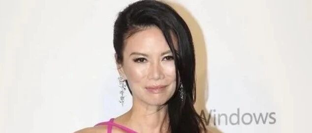 51岁邓文迪虽然脸上皱纹明显，但身材却不输一线超模！