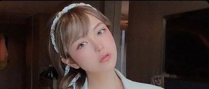 周扬青浅蓝色西装配牛仔拍时尚大片，低胸塑身内搭成亮点？