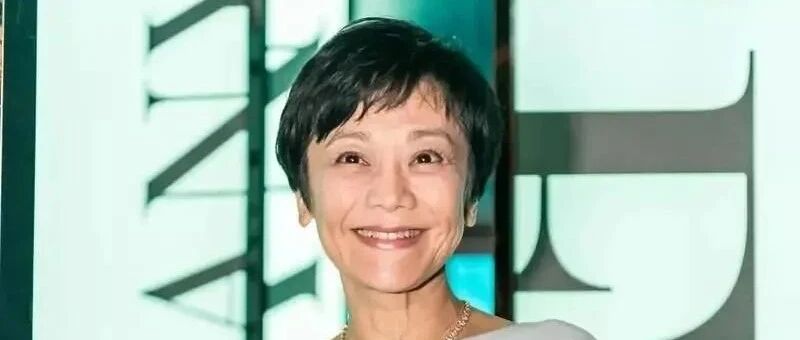 张艾嘉脸上纹太多，再配上雾霾暗色套装，坐实了“年纪大”的事实