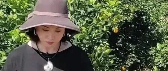 金星还是穿裙子吧！上衣休闲裤的搭配，身材不像跳舞的！