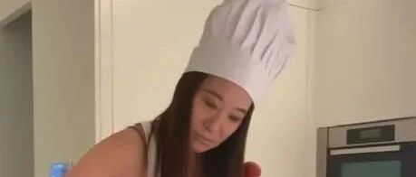 王薇薇不惧衰老？一身皮包骨皱纹明显，依旧打扮时髦不开美颜！