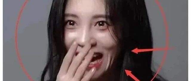 鞠婧祎笑起来脸上褶子太多了，完全没有少女感，一下老了10岁