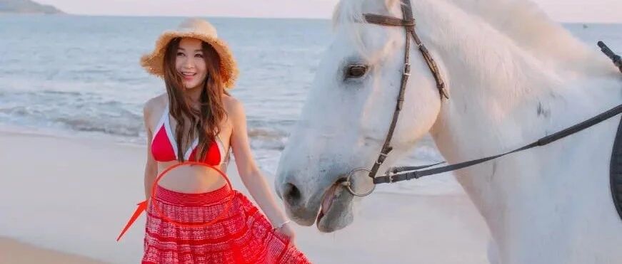 温碧霞是有多爱穿沙滩裙？肌肤保养是不错，但是赘肉很明显啊