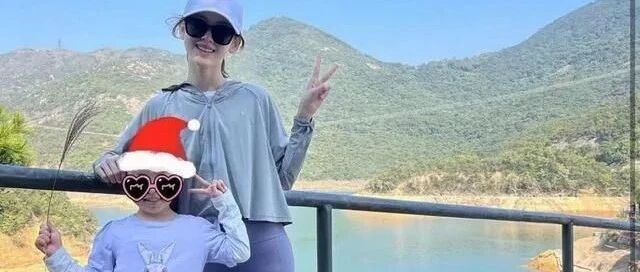 还是章泽天厉害！穿瑜伽裤和女儿合影，看起来像姐妹一样！