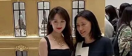 袁冰妍穿黑色吊带裙出席珠宝活动，妥妥的小女生穿出大气场！