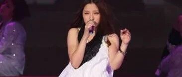 明星不P图真是没法看！江映蓉穿短裤搭长袖上衣，远看只看到粗腿