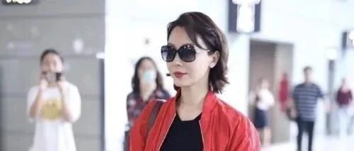 陈数生活装现身机场，素颜配上黑色镜框“嫩”如学生！