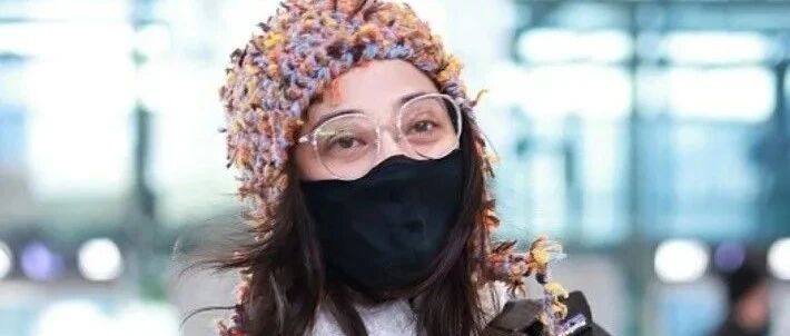 梅婷是上了年纪怕冷？炸毛粗线帽很浮夸，还没有普通阿姨漂亮了