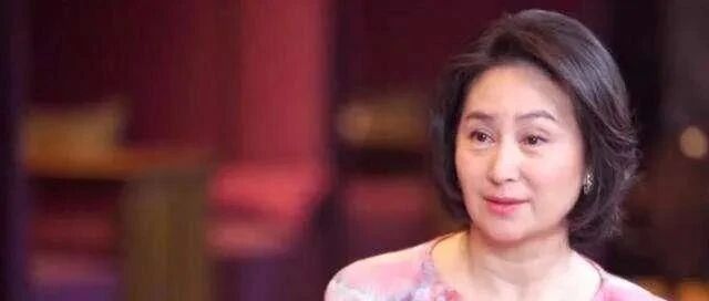 何超琼年轻时是美女一枚，如今虽发福严重，气质仍称得上一流