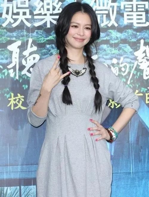 徐若瑄直播视频,开了十级滤镜卧蚕还是很假,还不如素颜自在点!-微信头条网 徐若瑄直播视频,开了十级滤镜卧蚕还是很假,还不如素颜自在点!