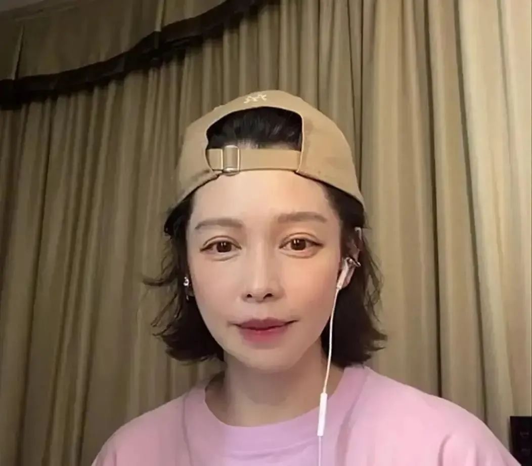 徐若瑄直播视频,开了十级滤镜卧蚕还是很假,还不如素颜自在点!-微信头条网 徐若瑄直播视频,开了十级滤镜卧蚕还是很假,还不如素颜自在点!