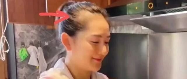 谢娜居家成“煮妇”，卫衣搭配高马尾年轻几分，可惜发际线成焦点