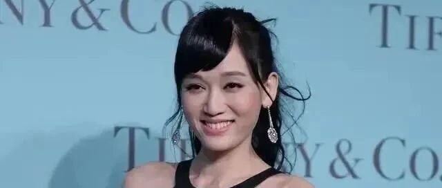 陈乔恩穿肚兜现身，远看很高雅迷人，近看有些小性感！