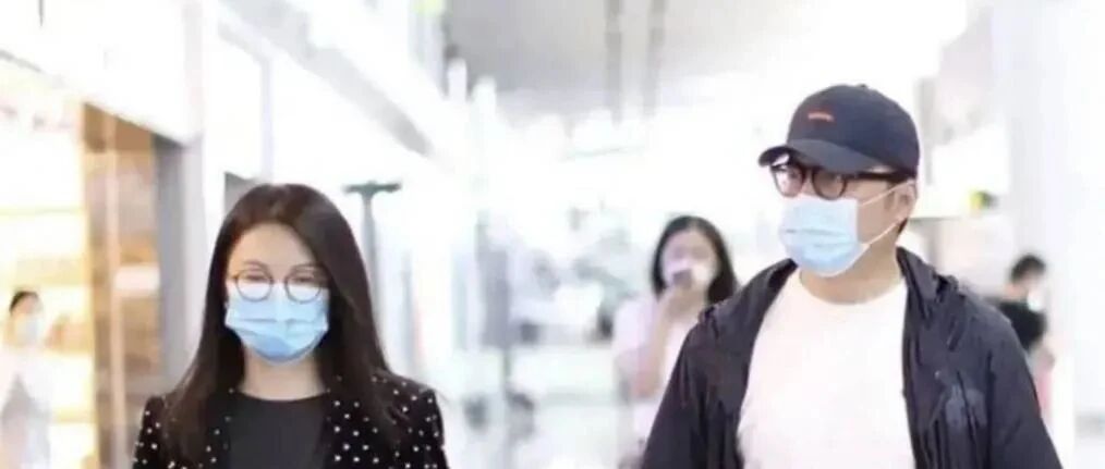 李湘穿黑色波点西装配九分裤露脸机场，网友：身材真“富态”