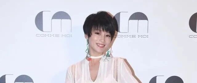 谢楠花式秀恩爱，裹得严严实实探班吴京，还是很惊艳抢眼的！