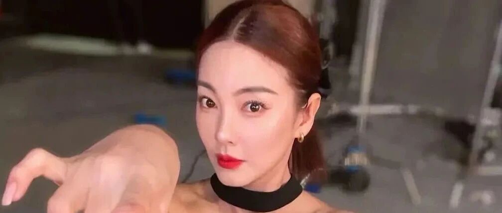 张雨绮晒自拍照，穿抹胸“V”领长裙身材好得让人嫉妒恨！