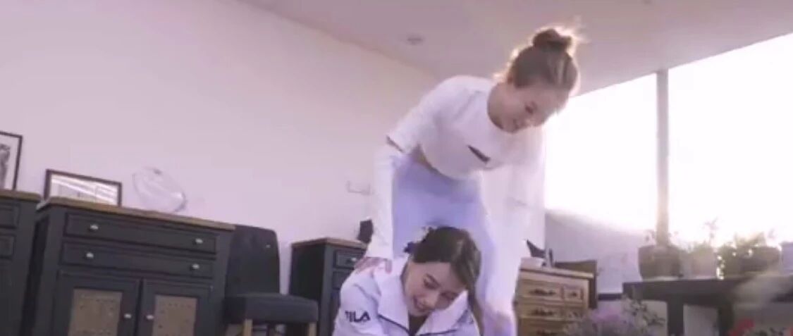 高圆圆生孩子后变化不大，身材依旧纤细紧致，妥妥的辣妈一枚