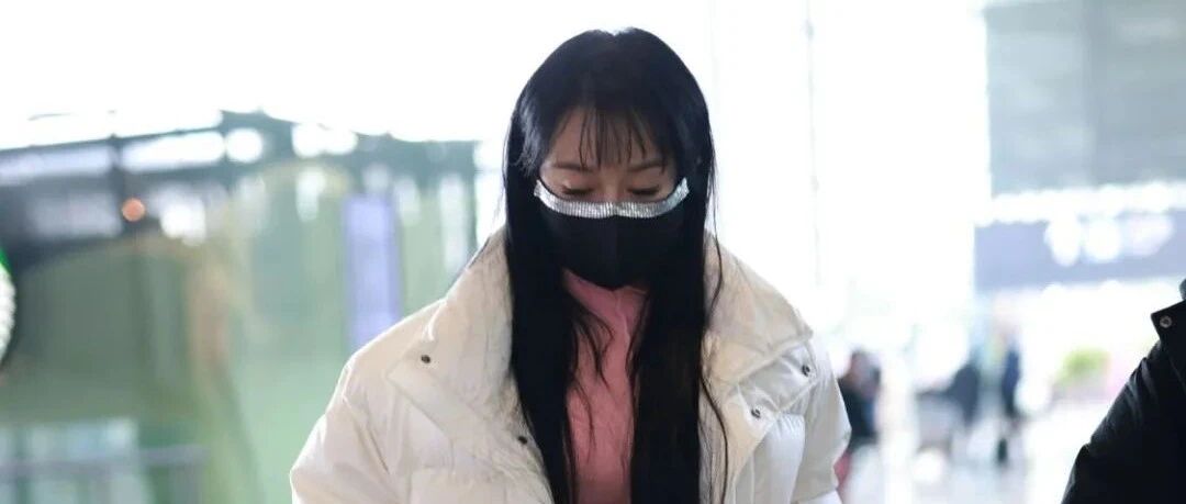 冉莹颖穿短裙秀腿，但是厚实的外套显臃肿，网友：还是保暖要紧！