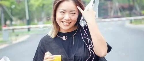 王菊内心很强大，小肚子暗黄肤色都不在意，穿衣反而越发大胆！