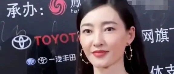 “美丽动人”要付出代价！王丽坤穿抹胸裙冷得颤抖，还坚持走红毯