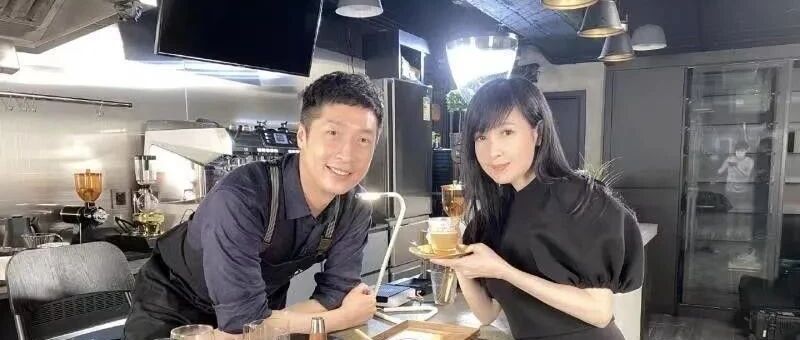 周慧敏穿黑色泡泡裙，衬托出嫩白的肌肤，真是一点看不出来老态！