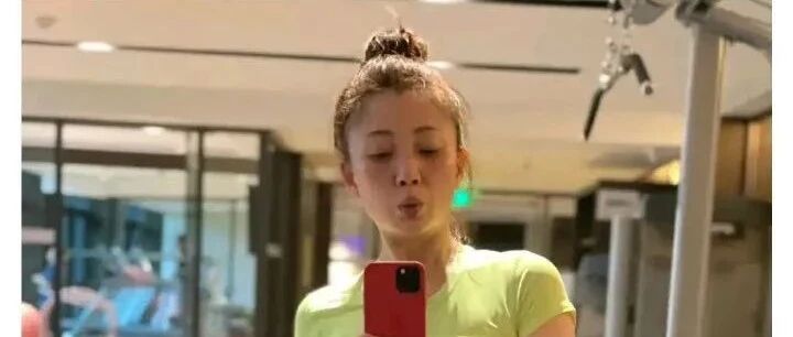 殷桃深夜晒照，清晰的腹肌让人惊叹，不看脸真跟20出头姑娘一样